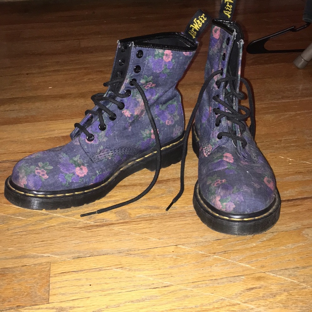 Floral dr martens